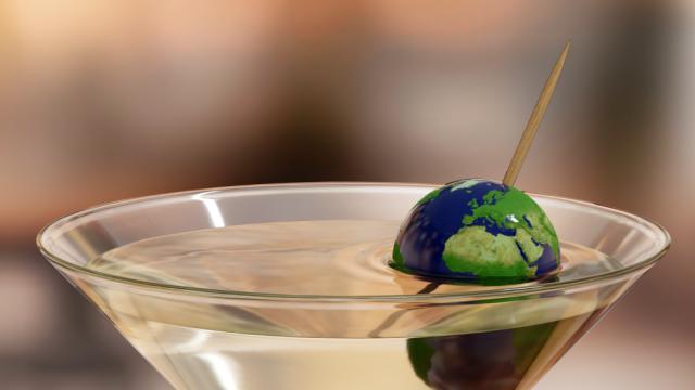 Cocktail met prikker met een olijf in de vorm van wereldbol