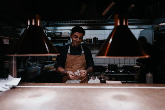 Chef bereidt eten in restaurant keuken