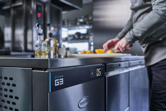 Chef Rob bereidt sushi met EcoPro G3 koelwerkbank op de achtergrond