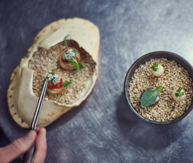 Küchenchef fügt einem Dessert essbare Blumen hinzu