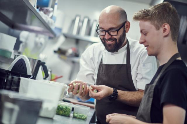 chef et assistant contrôlant les haricots verts