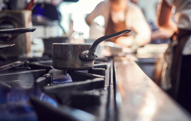 casserole sur la cuisinière à gaz