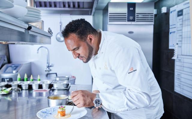 Küchenchef Michael Caines bereitet Speisen zu