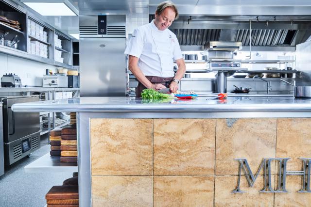 Galton Blackiston prepares un plat de légumes devant un EcoPro G3 cabinet 