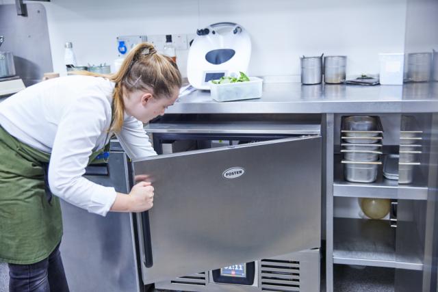 Chef opent deur van blast chiller